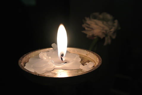 candela tealight, grigio, contenitore, lume di candela, candela, atmosfera, differenza, Koyo, statico, pazienza, sacrificio, servizio, luci, luce, fiamma, fuoco - fenomeno naturale, ardente, religione, spiritualità, celebrazione, raggiante, fuoco, illuminato, calore - temperatura, natura, avvicinamento, buio, attrezzatura per l'illuminazione, nessuno, in casa, concentrarsi sulle conoscenze acquisite, sfondo nero, evento, luce - fenomeno naturale, stanza domestica, notte, luminosità, 4K, CC0, dominio pubblico, privo di copyright