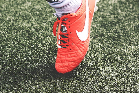Jeruk, cleat, nike, cleat sepak bola, sepatu, jogging, olahraga, berlari, sepatu olahraga, di luar rumah, berolahraga, gaya hidup sehat, kaki manusia, maraton, pakaian olahraga, pelatihan olahraga, merapatkan, rumput, tali sepatu, atlet, gaya hidup, menyalin ruang, bagian tubuh manusia, bagian rendah, merah, satu orang, bagian tubuh, orang sungguhan, hari, kegiatan waktu luang, alam, orang yang tidak dikenal, dahan, anggota tubuh manusia, tampilan sudut tinggi, 5K, CC0, domain publik, bebas royalti
