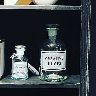creatividad, creativo, jugos, botella, jugos creativos, ideas, inspiración, material de vidrio, tarro, etiqueta, salero, adentro, texto, estante, envase, escritura occidental, transparente, comunicación, nadie, naturaleza muerta, información, salud y medicina, señal de información, elección, de cerca, mesa, grupo de objetos, mensaje, 2K, CC0, dominio público, libre de derechos