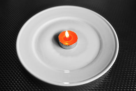 ceai lumina, ceai, flacără, Fierbinte, farfurie, placă albă, porţelan, placă de porțelan, placă de mic dejun, lumânare, mancare si bautura, alimente, ardere, în interior, foc, nici o persoana, direct deasupra, a închide, prospeţime, mâncare dulce, vedere în unghi mare, iluminat, studio shot, culoare portocalie, dulce, indulgenţă, temperatura - temperatură, locul mat, 2K, CC0, domeniu public, fără drepturi de autor