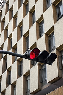 pausa, detener semáforos, edificio, arquitectura, ventanas, modelo, señal de stop, estructura construida, exterior del edificio, vista de ángulo bajo, día, nadie, ventana, al aire libre, rojo, ciudad, equipo de iluminación, firmar, diseño, luz del sol, Distrito residencial, forma, pared - característica de la construcción, comunicación, colgando, 5K, CC0, dominio público, libre de derechos