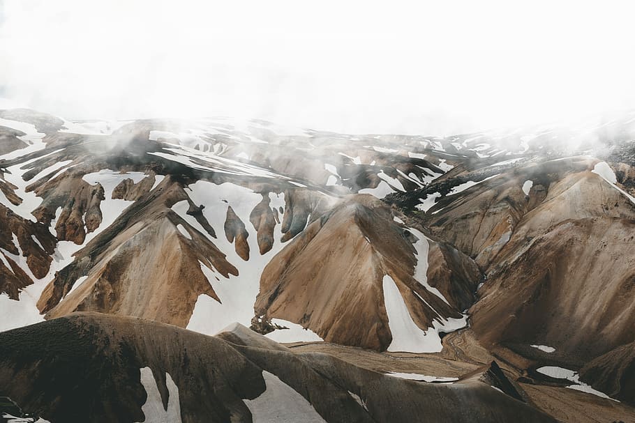 schneebedeckte Berge, Antenne, Fotografie, nebelig, schneebedeckt, braun, Berge, Berg, Gebirge, Schnee, Nebel, Hang, Tapete, Desktop-Hintergründe, Desktop-Hintergrund, Hintergründe, erstaunliche Tapete, Hochland, Landschaft, Natur, kalte Temperatur, Winter, Umgebung, Szenen - Natur, Schönheit in der Natur, keine Leute, Tag, Eis, Himmel, draußen, gefroren, Rock, solide, Rock - Objekt, Nicht-städtische Szene, schneebedeckter Berg, 5K