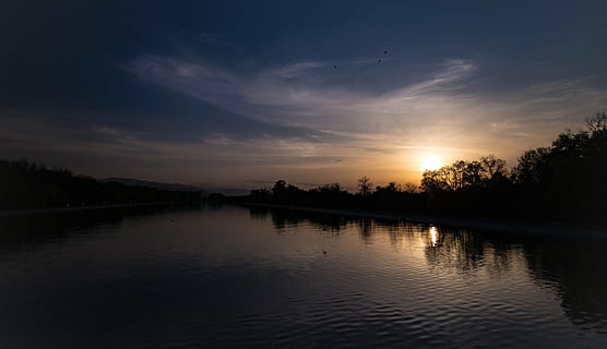 Senza titolo, calma, corpo, acqua, vicino, alberi, scarso, nuvoloso, cielo, blu, buio, nube, tramonto, pianta, lago, luce del sole, riflessione, silhouette, scena tranquilla, la tranquillità, natura, bellezza nella natura, scenics - natura, albero, nuvola - cielo, scena non urbana, nessuno, idilliaco, lungomare, all'aperto, lago di riflessione, 1080P, CC0, dominio pubblico, privo di copyright