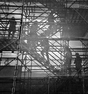 juoda, balta, nuotrauka, žmonių, vyksta, viršutiniame aukšte, pilkos spalvos fotografija, pastoliai, vaizdą, vyras, pastolių, darbuotojams, vyrai, plieno, architektūra, industrija, pastatyta struktūra, metalo, statybos pramonė, juoda ir balta, žemas kampo vaizdas, patalpose, dieną, statybvietė, lauke, pobūdį, realūs žmonės, saulės šviesa, darbo, žmonių grupė, pastato išorė, pastatas, 2K, CC0, Viešasis domenas, nemokamai