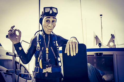 diversi, ok, maschera da sub, scudo, immersione, tavola, Nota, segni, legna, cartello, marcatura, indicatore, ingresso, vuoto, tabellone, una persona, vista frontale, guardando la fotocamera, adulto, in casa, ritratto, persone reali, rappresentazione, rappresentazione umana, capi di abbigliamento, caratteristica della parete, somiglianza maschile, in piedi, travestimento, uomini, tre quarti, creatività, maschera, giovane adulto, 2K, CC0, dominio pubblico, privo di copyright