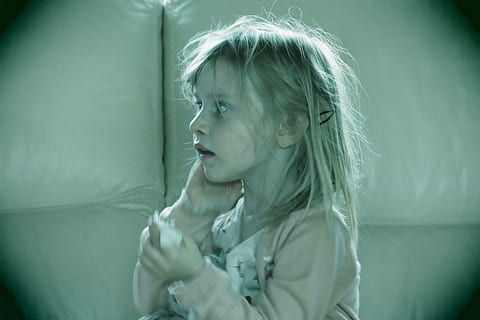 Kinder, Filter, grau, Kind, eine Person, blondes Haar, Kindheit, Kopfschuss, Nachwuchs, Porträt, Haar, Emotion, drinnen, suchen, Unschuld, Frauen, Mädchen, Nahansicht, Frau, Wegschauen, Betrachtung, Frisur, Mund offen, 5K, CC0, gemeinfrei, lizenzfrei
