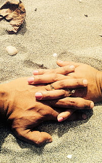 mand, kvinde, bedrift, andre hånd, hånd, ringe, sand, dagtimerne, tæt på, Foto, person, holde i hånden, kærlighed, par, forpligtelse, strand, hav, sommer, ferier, udendørs, natur, mennesker, menneskelige fod, kystlinje, barfodet, lempelse, menneskelig hånd, menneskelig kropsdel, indendørs, samvær, rigtige mennesker, livsstil, jord, fritidsaktivitet, kropsdel, Kvinder, to personer, høj vinkel visning, voksen, herrer, dag, finger, par - forhold, 1080P, CC0, offentligt domæne, royaltyfrie