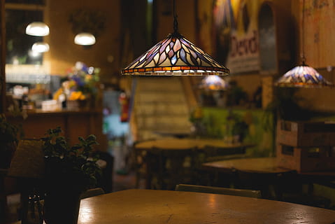 bord, stole, lys, lampe, blomst, plante, bar, belyst, indendørs, belysningsudstyr, fokus på forgrunden, ingen mennesker, forretning, restaurant, tæt på, elektrisk lampe, træ - materiale, nat, dekoration, elektrisk lys, mad og drikke, vedhæng lys, tom, 5K, CC0, offentligt domæne, royaltyfrie