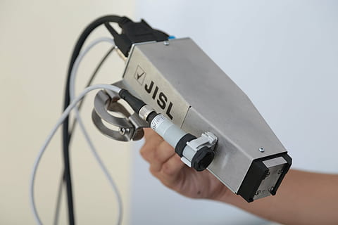 printer, industrieel, machine, industrie, technologie, uitrusting, afdrukken, ontwerp, het drukken, bouwkunde, fabricage, productie, werkwijze, hand-, menselijke hand, binnenshuis, detailopname, studio opname, menselijk lichaamsdeel, kunst cultuur en entertainment, bezit, kabel, een persoon, communicatie, verbinding, film industrie, grijs, enkel object, focus op de voorgrond, westers schrift, thuis videocamera, filmen, 5K, CC0, publiek domein, royaltyvrij
