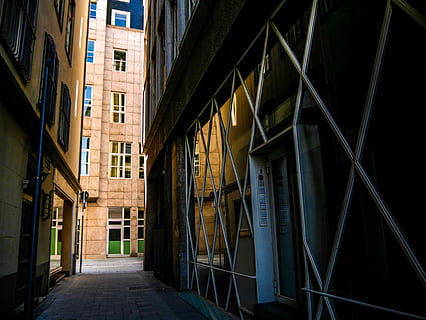arquitectura, la carretera, ventana, edificio, ciudad, casa, sombra, ligero, luz, urbano, horizontal, callejón, estructura construida, exterior del edificio, nadie, Distrito residencial, dirección, día, el camino a seguir, al aire libre, calle, naturaleza, Entrada, vacío, puerta, sendero, casa adosada, apartamento, 4K, CC0, dominio público, libre de derechos