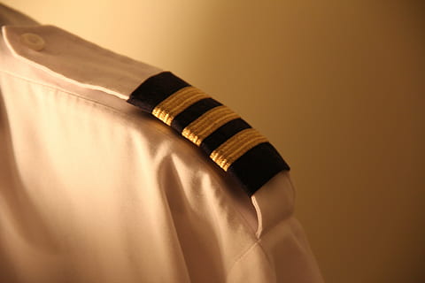pilot, aviació, tires, a l'interior, primer pla, tir de l'estudi, gent, fons de colors, part del cos humà, roba, negocis, ben vestit, adult, riquesa, luxe, secció mitjana, mà, membre, extremitat humana, roba formal, camisa de botó, 5K, CC0, domini públic, lliure de regalies