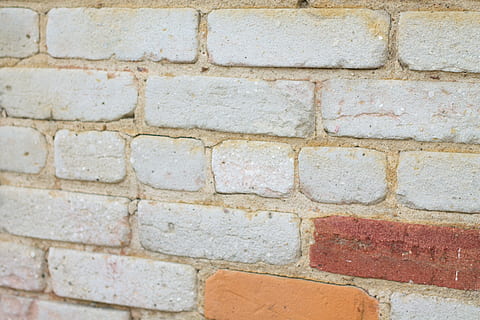 ladrillo, pared, Envejecido, textura, ladrillos, edificio, modelo, pared de ladrillo, albañilería, sucio, urbano, fotograma completo, antecedentes, estructura construida, arquitectura, pared - característica de la construcción, nadie, texturizado, áspero, día, de cerca, al aire libre, el color blanco, exterior del edificio, repetición, sólido, antiguo, hormigón, 4K, CC0, dominio público, libre de derechos