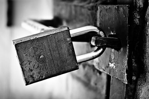 bloccato, prigione, lucchetto, serratura, porta, sicurezza, vecchio, chiuso, cancello, arrugginito, vecchio stile, Entrata, metallo, avvicinamento, protezione, nessuno, legno - materiale, concentrarsi sulle conoscenze acquisite, giorno, all'aperto, intemperie, chiavistello, 1080P, CC0, dominio pubblico, privo di copyright