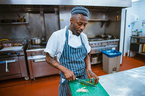 homem, picada, usando, faca, pessoas, chefe de cozinha, cozinha, cortar, borda, cozinhar, cozinhando, gás, fogão, Lixo, bin, mesa, apenas homens, um homem só, apenas adultos, adulto médio, uma pessoa, dentro de casa, adulto, preparação, de pé, ocupação, homens, machos, comida e bebida, o negócio, avental, Comida, olhando, trabalhando, sala doméstica, cintura para cima, cozinha comercial, adulto maduro, homens maduros, estabelecimento de comida e bebida, uniforme, preparando comida, 4K