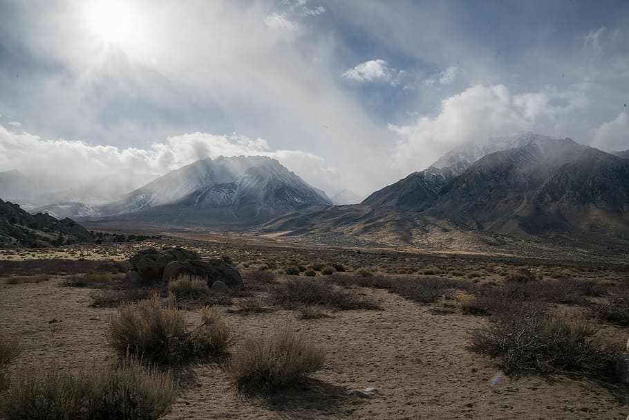 fotografia de paisatge, plantes, sorra, verd, camp de gespa, muntanya, ennuvolat, da, paisatge, núvol, sol, desert, boira, sec, estèril, desolada, llum dura, exfolia l'herba, raspall, arbust, cel, lloc de treball, feina, oficina, insperacional, escenics - natura, medi ambient, núvol - cel, bellesa a la natura, escena tranquil·la, tranquil·litat, naturalesa, escena no urbana, Serra, terra, cap gent, dia, planta, a l'aire lliure, remot, herba, clima àrid, clima, muntanya nevada, cim de muntanya, semiàrid, 8K