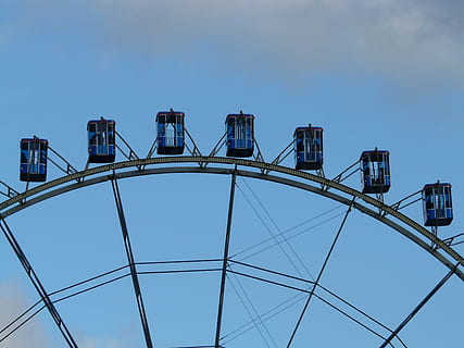 roda gigante, gôndolas, flutuador, Alto, imenso, festival folclórico, mercado do ano, carrossel, Carnies, festival, Parque de diversões, cultura artística e entretenimento, montanha russa, Carnaval itinerante, passeio de parque de diversões, céu, visão de baixo ângulo, estrutura construída, arquitetura, natureza, azul, céu limpo, ninguém, dia, metal, ao ar livre, conexão, exterior do edifício, cidade, viagem, destinos de viagem, excitação, 2K, CC0, domínio público, royalty free