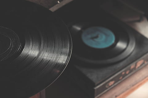 immer noch, Artikel, Dinge, Vinyl, Aufzeichnung, Recorder, Grammophon, Spieler, Jahrgang, Bokeh, Musik-, Kunst, Kultur und Unterhaltung, Drehscheibe, Technologie, Nahansicht, Tontechnik, drinnen, Retro-Stil, Ausrüstung, keine Leute, Tonaufzeichnungsgeräte, High Angle View, Plattenspieler Nadel, Kreis, Lärm, Kamera - Fotoausrüstung, Spinnen, 4K, CC0, gemeinfrei, lizenzfrei