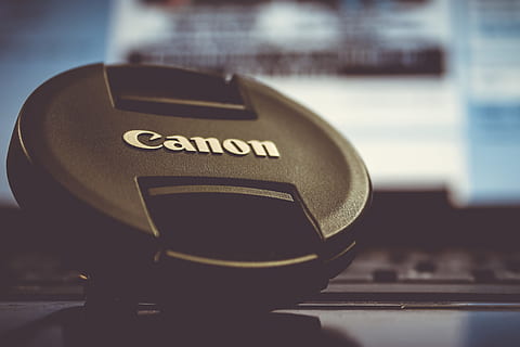 tapa de lente de cámara, escritorio, lente de la cámara, tapa de la lente, tecnología, cámara, computadora, teclado, Internet, ordenador portátil, equipo, negocio, ratón de computadora, texto, enfoque selectivo, nadie, de cerca, día, adentro, comunicación, centrarse en primer plano, controlar, música, escritura occidental, cultura de las artes y entretenimiento, instrumento musical, equipo de computadora, equipo de sonido, naturaleza muerta, conexión, accesorio personal, 4K, CC0, dominio público, libre de derechos