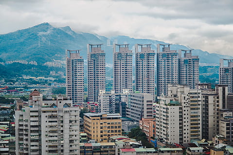 superior, vista, edificis de la ciutat, ocell, fotografia d'ulls, sis, elevar els edificis, mig, ciutat, torre, gratacels, edifici, arquitectura, muntanya, exterior de l'edifici, estructura construïda, barri residencial, apartament, núvol - cel, cel, paisatge urbà, ple de gent, multitud, naturalesa, paisatge, industria de la construcció, exterior d’edifici d’oficines, escut, carrer, a l'aire lliure, 5K, CC0, domini públic, lliure de regalies