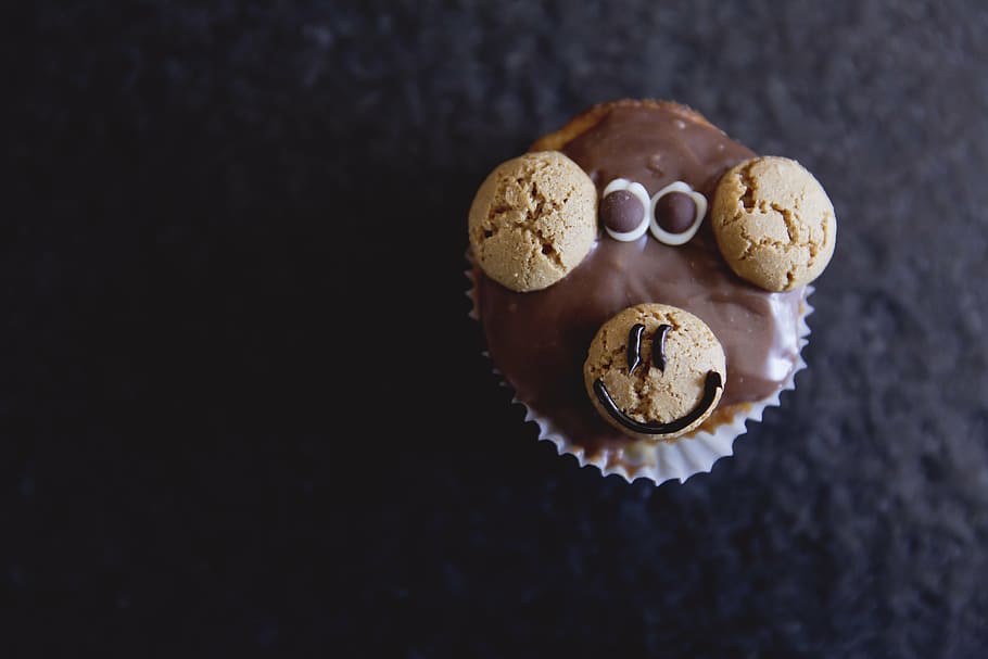 cupcake de xocolata, muffin, cupcake, postres, mico, pastís, dolç, enfornar, petits pastissos, pollet, pastes, benefici de, deliciós, menjar, xocolata, ofenwarm, aniversari, massa, al forn, forma de muffin, tractar, tancar, calories, plat dolç, dolçor, pastisseria, saje, nutrició, nens, delicadesa, sucre, aniversari dels nens, caramels, tarta, gourmet, menjar dolç, berenar, primer pla, menjar i beguda, natura morta, tir de l'estudi, frescor, a l'interior, cap gent, directament a sobre, temptació, indulgència, cookie, vista d’angle alt, còpia espai, alimentació saludable, fons negre, 5K