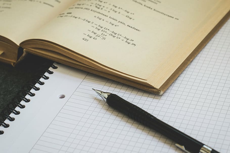 negre, gris, bolígraf, blanc, gràfic, paper, matemàtiques, comptar, ciència, estudiar, logaritme, àlgebra, llibre de text, aprendre, escola, universitat, formació, currículum, llibre, publicació, educació, a l'interior, natura morta, pàgina, cap gent, vista d’angle alt, bloc de notes, primer pla, taula, quadern d’espiral, obert, comunicació, aprenentatge, document, instrument d’escriptura, petit grup d'objectes, en blanc, 5K