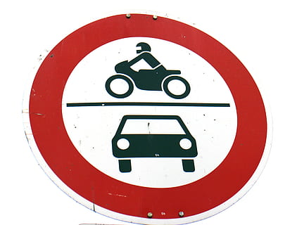 Schild, Hinweis, Verbot, der Verkehr, pkw, Straßenschild, Verkehrsschild, rot, Kommunikation, Kreis, Zeichen, Geometrische Figur, gestalten, keine Leute, Nahansicht, Beratung, weißer Hintergrund, Nummer, weiße Farbe, schwarze Farbe, Information, Hinweisschild, ausgeschnitten, Straße, Tag, Studioaufnahme, 2K, CC0, gemeinfrei, lizenzfrei