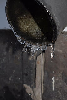 primavera, scivolo, fusione, acqua, avvicinamento, metallo, far cadere, movimento, natura, nessuno, bagnato, inverno, che perde, all'aperto, temperatura fredda, ghiaccio, concentrarsi sulle conoscenze acquisite, scrosciante, giorno, congelato, arrugginito, acqua corrente, fluente, ghiacciolo, purezza, 5K, CC0, dominio pubblico, privo di copyright