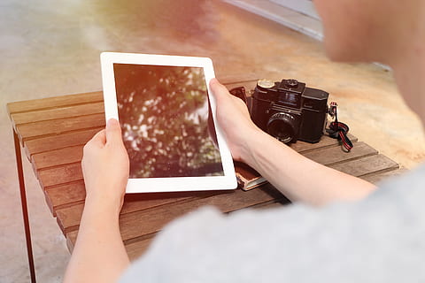 træ, mand, person, hænder, alene, sløring, Bestil, kamera, dag, gadget, udendørs, sidder, sollys, bord, teknologi, fotografering temaer, kamera - fotografisk udstyr, fotografere, aktivitet, træ - materiale, trådløs teknologi, voksen, bedrift, fotografisk udstyr, mennesker, fotograf, beskæftigelse, menneskelig kropsdel, Kvinder, digitalt kamera, hånd, 4K, CC0, offentligt domæne, royaltyfrie