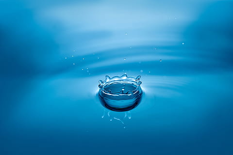 close-up, splashing, water, blue, bright, clean, clear, drip, drop, droplet, falling, macro, motion, pure, purity, reflection, ripple, splash, transparent, turquoise, water drop, nature, rippled, no people, sea, studio shot, underwater, copy space, colored background, outdoors, bubble, impact, high-speed photography, blue background, concentric, sinking, turquoise colored, 4K