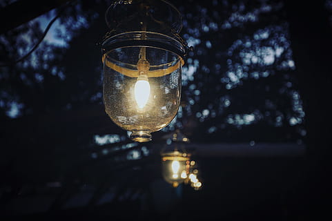selektiv, fokus fotografie, angezündet, klar, Glaslampe, Baum, flach, Foto fokussieren, Beleuchtung, Glas, Glühbirne, anschalten, Nachtzeit, Licht, Abend, Lampe, Laterne, elektrische Lampe, Lichtanlage, beleuchtet, Nacht-, die Glühbirne, glühend, Dekoration, Licht - natürliches Phänomen, hell, Weihnachten, Winter, Strassenlicht, glänzend, keine Leute, draußen, Nahansicht, Glas - Material, Fokus auf den Vordergrund, Elektrizität, transparent, elektrisches Licht, Flachwinkelansicht, Glühfaden, drinnen, Natur, dunkel, 4K, CC0, gemeinfrei, lizenzfrei