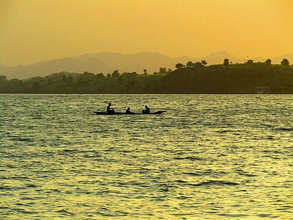 riu, posta de sol, vora del riu, posta de sol de ribera, riu narmada, madhya pradesh, Índia, Índia central, pescador, vaixell, silueta, aigua, naturalesa, escenics, tranquil·litat, davant del mar, vaixell nàutic, cel, transport, bellesa a la natura, escenics - natura, muntanya, manera de transport, persones reals, escena tranquil·la, arbre, llac, planta, a l'aire lliure, rem, 5K, CC0, domini públic, lliure de regalies