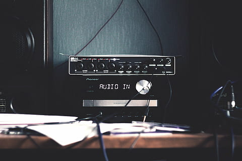 receptor av, mesa, altavoz, electrónica, audio, amplificador, música, sonar, equipo de sonido, tecnología, estudio de grabación, estéreo, equipo, cultura de las artes y entretenimiento, adentro, estudio, instrumento musical, de cerca, equipo de grabación de sonido, micrófono, nadie, equipo musical, dispositivo de entrada, comunicación, radio, auriculares, controlar, escuchando, estación de radio, electrónica de audio, instrumento de teclado, 5K, CC0, dominio público, libre de derechos