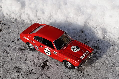 model de cotxe, automàtic, ford, oldtimer, model, vehicles, capri, cotxe de carreres, neu, vermell, joguina, infància, cap gent, primer pla, cotxe de joguina, cotxe, vista d’angle alt, transport, manera de transport, dia, hivern, naturalesa, automòbil, natura morta, vehicle terrestre, a l'aire lliure, terra, centrar-se en primer pla, 2K, CC0, domini públic, lliure de regalies