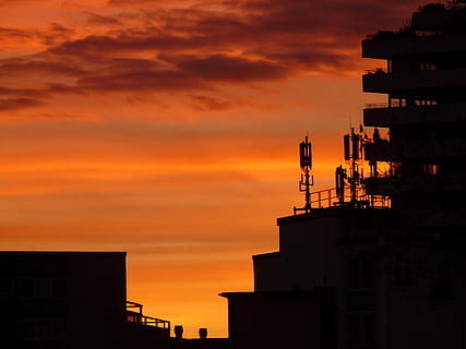 solnedgang, skyer, sol, himmel, Abendstimmung, romantik, ild, efterglød, brænde, brænding, hjem, bygning, antenner, radio, radiosystem, antenne, antennemast, arkitektur, sende, by, silhuet, skyline, urban scene, bygget struktur, bygning udvendig, skumring, tårn, byggebranchen, industri, udendørs, orange farve, sky - himmel, natur, ingen mennesker, lav vinkel visning, dramatisk himmel, meddelelse, skønhed i naturen, sollys, fabrik, ildevarslende, romantisk himmel, 2K, CC0, offentligt domæne, royaltyfrie
