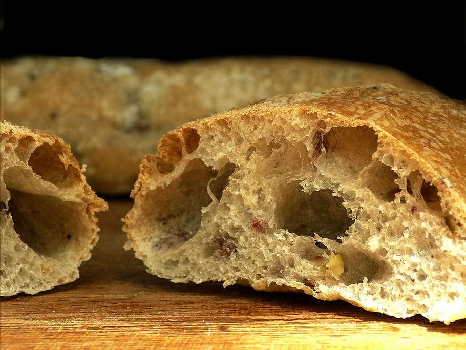 ciabatta, pa, menjar, pa artesanal, fleca, menjar i beguda, cap gent, a l'interior, primer pla, frescor, dia, llest per menjar, natura morta, centrar-se en primer pla, marró, tir de l'estudi, taula, mar, fons negre, benestar, geologia, alimentació saludable, sol objecte, naturalesa, temptació, 5K