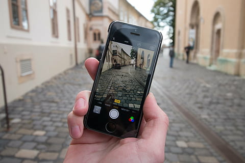 ābolu, roka, iphone, makro, Mobilais telefons, foto, viedtālrunis, iela, saimniecība, cilvēka roku, cilvēka ķermeņa daļa, tehnoloģijas, viens cilvēks, arhitektūra, koncentrēties uz jaunajām zināšanām, komunikāciju, bezvadu tehnoloģija, uzbūvēta struktūra, portatīvo informācijas ierīci, ēkas ārpuse, pilsēta, fotografēšanas tēmas, reāliem cilvēkiem, fotografēšana, pirkstu, ķermeņa daļa, ārā, 5K, CC0, publiskais domēns, bez atlīdzības