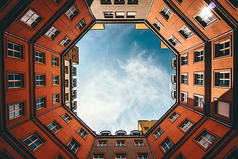 lavvinkelfotografering, sekskantede, orange, Brun, beton, bygning, hvid, skyer, blå, himmel, dagtimerne, lav, vinkel billede, rød, mursten bygning, dannelse, mønster, kompleks, omgivet, sollys, skygge, flare, Sky, form, kigger op, arkitektur, Berlin, hus, kig op, bygget struktur, bygning udvendig, sky - himmel, vindue, by, boligområde, lejlighed, natur, ingen mennesker, orange farve, dag, udendørs, byliv, bybilledet, direkte under, over, Boligudvikling, 5K, CC0, offentligt domæne, royaltyfrie