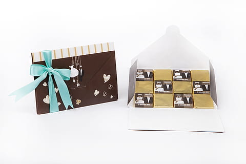 Konfetti, Schokolade, Verpackung, Geschenk, Band - Nähartikel, Feier, Band, Weihnachtsgeschenk, Kasten - Behälter, Geschenkbox, Box, gebundener Bogen, Bogen, Papier-, Geschenkpapier, eingewickelt, Überraschung, Urlaub, Studioaufnahme, Container, weißer Hintergrund, Geburtstagsgeschenk, keine Leute, Paket, 5K, CC0, gemeinfrei, lizenzfrei