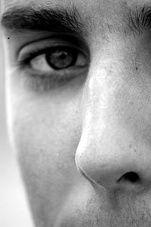 foto en escala de grises, hombre, ojo, nariz, Cejas, chico, cara, barba, Bigote, retrato, parte del cuerpo humano, de cerca, mirando a la cámara, una persona, gente real, parte del cuerpo, cara humana, ojo humano, adulto joven, hombres, disparo a la cabeza, estilos de vida, adentro, machos, jóvenes, adulto, ceja, globo del ojo, fondo negro, 4K, CC0, dominio público, libre de derechos