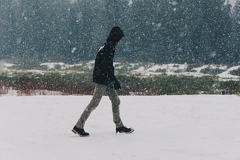 uomo, nero, felpa con cappuccio, a piedi, la neve, coperto, campo, persona, indossare, nevoso, tempo metereologico, bufera di neve, inverno, freddo, tipo, persone, natura, cappuccio, giacca, cappotto, sport, movimento, temperatura fredda, giocando, attività di svago, una persona, all'aperto, adulto, stili di vita, persone reali, lunghezza intera, nevicando, in piedi, vestiti caldi, giorno, terra, capi di abbigliamento, bellezza nella natura, tempo estremo, 5K
