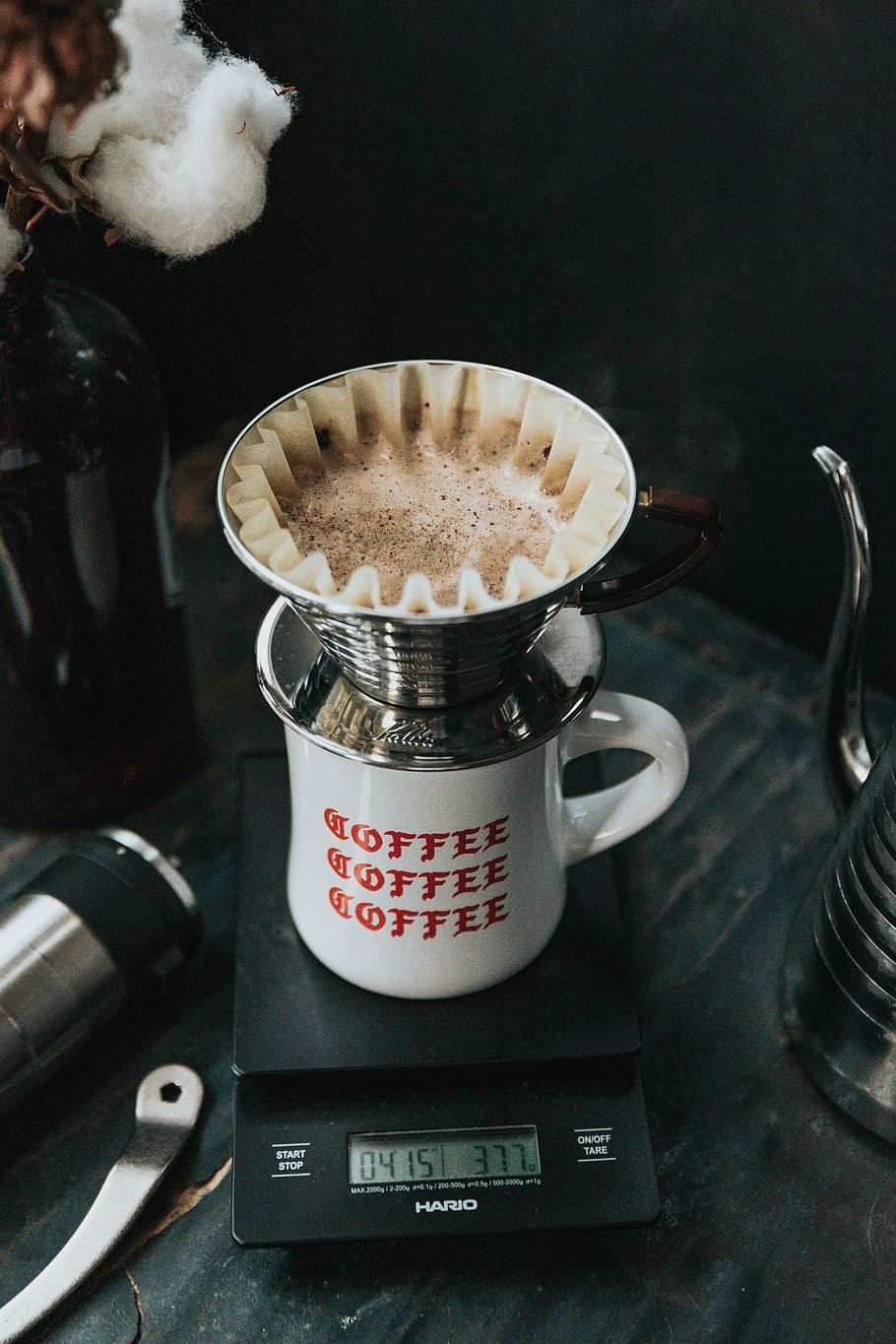 blanc, ceràmica, tassa, negre, escala de butxaca, vermell, impressió de cafè, escala de hario, cafè, v60, filtrar, degoteig de cafè, escala, menjar i beguda, beure, cafè - beguda, a l'interior, refresc, text, aparell, natura morta, cap gent, tassa de cafè, primer pla, comunicació, frescor, beguda calenta, estufa, taula, guió occidental, cafetera, vaixella, 5K