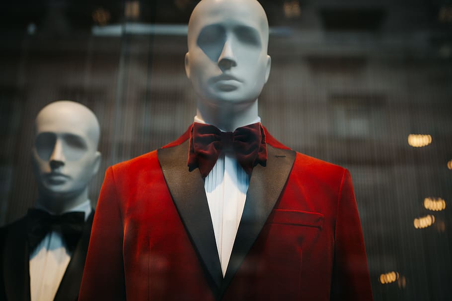 han-, mannequin, rød, sort, jakkesæt, dragt, binde, tøj, handle ind, indkøbscenter, detail, butik, menneskelig repræsentation, detailvisning, repræsentation, ingen mennesker, forretning, velklædt, forfra, indendørs, mode, vindue, til salg, fokus på forgrunden, tøjbutik, mandlig lighed, forbrugerisme, salg, boutique, 5K