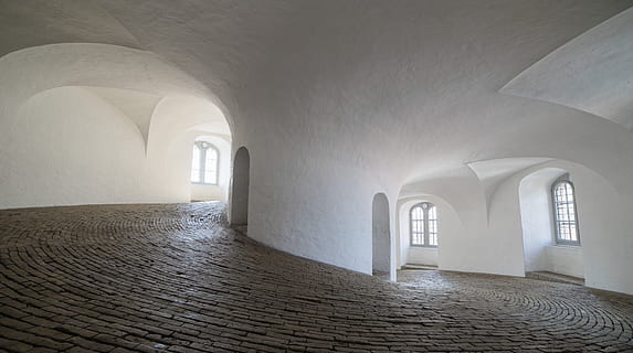 paret de formigó blanc, arquitectura, maons, edifici, sostre, contemporani, buit, passadís, casa, a l'interior, endins, interior, llum, habitació, paret, blanc, finestra, arc, estructura construïda, cap gent, naturalesa, dia, religió, Color blanc, història, lloc de culte, sòls, creença, arcade, el passat, columna arquitectònica, 4K, CC0, domini públic, lliure de regalies