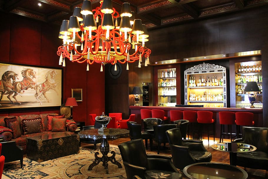 tændte, lysekrone, inde, bar, værelse, stole, tabeller, indre, restaurant, lys, hotel bar, design, klub, stue, dyrt, fancy, drikke, bartender, Hotel, belysningsudstyr, belyst, indendørs, bord, stol, bar - drikke etablissement, sæde, forretning, ingen mennesker, mad og drikke, fravær, bar tæller, arkitektur, elektrisk lampe, bygget struktur, dekoration, hængende, mad og drikke industri, udsmykkede, luksus, glas, spisning, 4K