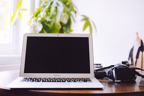 derliaus, kameros, „MacBook Air“, objektų, kompiuteris, stalas, verslą, biuras, nešiojamas kompiuteris, lentelė, technologijos, Kompiuterio monitorius, kompiuterio klaviatūra, vnt, patalpose, nėra žmonių, darbo, mediena - medžiaga, internetas, belaidžio ryšio technologija, komunikacijos, ryšį, kompiuterinė įranga, baldai, klaviatūra, augalų, kompiuterinis tinklas, naudojant nešiojamąjį kompiuterį, kambarinis augalas, 4K, CC0, Viešasis domenas, nemokamai