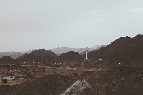 grau, Straße, neben, Berg, Foto, braun, Gebirge, Angebot, Licht, Schicht, Vereinigte Arabische Emirate, Reise, VAE, Erde, erdig, Natur, Himmel, Szenen - Natur, Umgebung, die Architektur, Gebäudehülle, keine Leute, Landschaft, Schönheit in der Natur, gebaute Struktur, Tag, draußen, ruhige Szene, Ruhe, Land, Gebäude, solide, Reiseziele, trockenes Klima, 4K, CC0, gemeinfrei, lizenzfrei