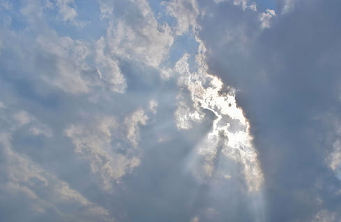 nuvole, cielo, nuvole di tempesta, nuvole di cielo, raggi, raggi solari, Cloudscape, nuvola - cielo, bellezza nella natura, sfondi, scenics - natura, natura, luce del sole, giorno, la tranquillità, nessuno, Inquadratura dal basso, all'aperto, idilliaco, Paradiso, ambiente, blu, raggio di sole, scena tranquilla, Colore bianco, meteorologia, morbidezza, sopra, 4K, CC0, dominio pubblico, privo di copyright