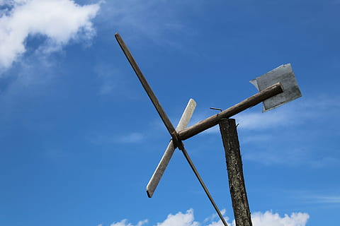 roulette, vento, cielo, mulino a vento, girando, natura, Inquadratura dal basso, blu, nuvola - cielo, giorno, nessuno, all'aperto, credenza, attraversare, religione, legno - materiale, combustibile e produzione di energia, luce del sole, spiritualità, tecnologia, polo, forma a croce, metallo, materiale elettrico, 5K, CC0, dominio pubblico, privo di copyright