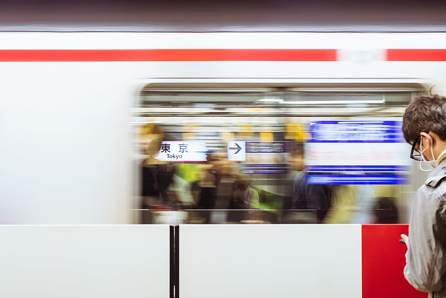 borrosa, tir, en moviment, tren, frontal, home, estació de tokyo, estació., de peu, portar, blanc, auriculars, utilitzant, smartphone, gris, camisa de vestir, ulleres, estació de tren, gent, estació del metro, de Rodalies, tren de metro, transport, moviment borrós, estació, passatger, hora punta, velocitat, moviment, plataforma de metro, viatjar, persones que viatgen, escena urbana, subterrani, vida de ciutat, transport públic, només adults, tren - vehicle, un sol home, adult, transport per ferrocarril, manera de transport, homes, arquitectura, metro, a l'interior, esperant, 4K