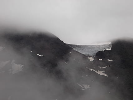 negru, Munte, acoperit, Sisoe, umplut, zăpadă, ceaţă, munte negru, nor, noros, natură, vreme, scenics, peisaj, nici o persoana, apă, a închide, zi, în aer liber, iarnă, cer, temperatura rece, mediu inconjurator, scenice - natura, frumusețe în natură, nor - cer, liniște, fumul - structura fizică, scenă non-urbană, un munte acoperit de zăpadă, craterul vulcanic, 4K, CC0, domeniu public, fără drepturi de autor